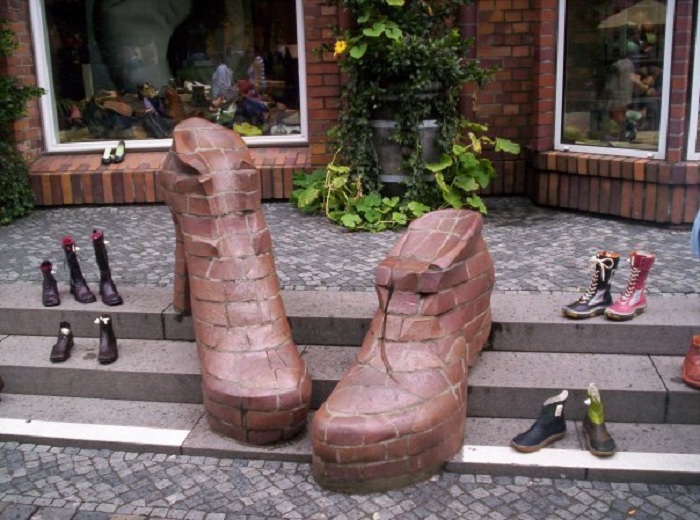 Памятник ботинкам в Ростоке. Германия. 