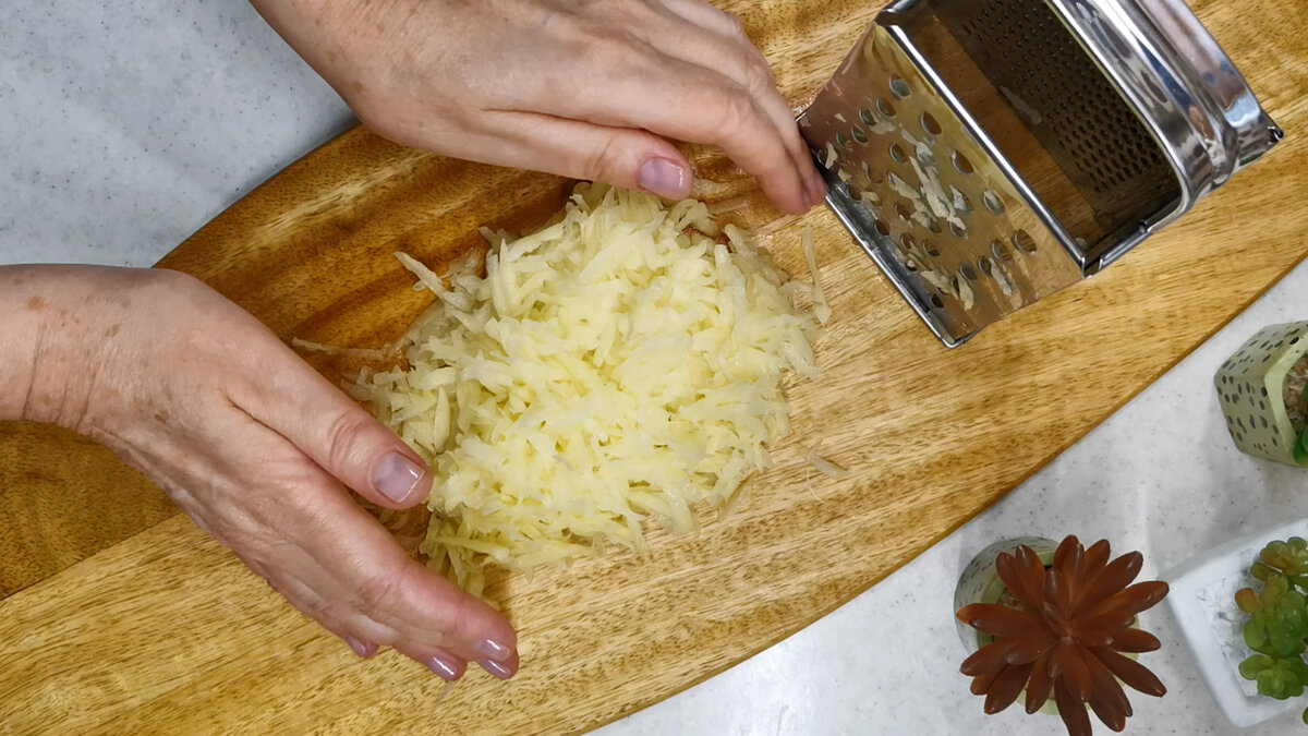 У меня все кабачки сейчас уходят на вкуснейшие котлеты. Часть съедаем сразу, остальное в морозилку и зимой едим У меня все кабачки сейчас уходят на вкуснейшие котлеты. Часть съедаем сразу, остальное в морозилку и зимой едим котлеты, перец, крупной, только, очень, сразу, проминаем, овощные, можно, сметана, укроп, чеснок, присаливаем, слегка, просто, сухарях, минут, зимой, выкладываем, сухари