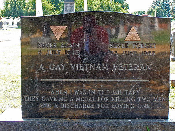 1. "Гей-ветеран Вьетнама: Когда я служил, мне дали медаль за то, что я убил двух парней. И уволили за то, что любил одного" кладбище, надгробие, надгробия, надгробные, надгробные надписи, остроумно, эпитафии