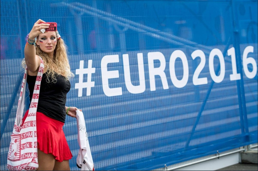 В сети появились фото самых красивых болельщиц Евро-2016