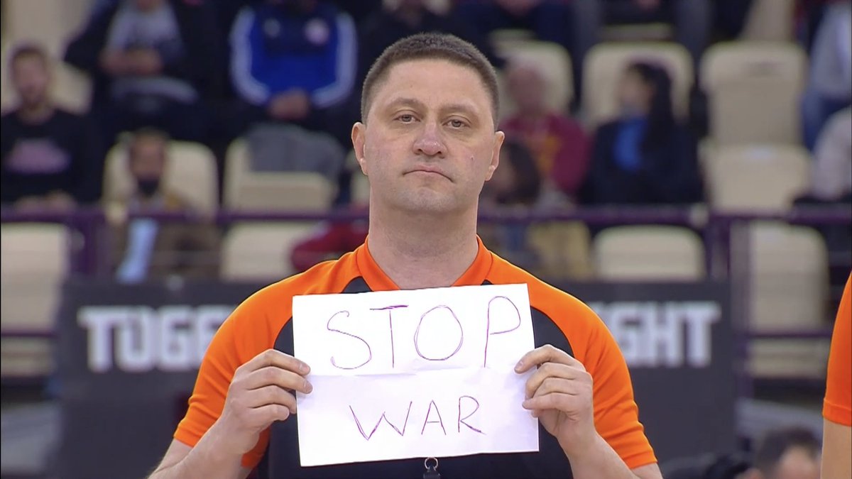 Украинский арбитр перед матчем Евролиги показал лист с надписью «Остановите войну»