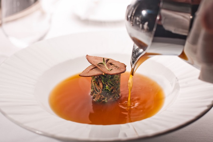 Оригинальная подача бульона консоме. / Фото: grandcafetver.ru