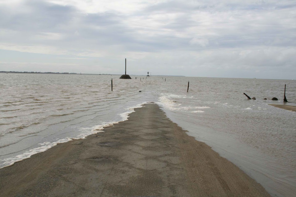 Дорога, дважды в сутки уходящая под воду вода, дорога