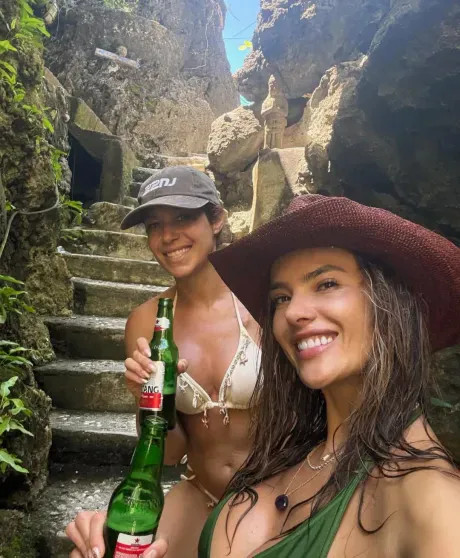 Алессандра Амбросио встретила 45-летие на Бали с бойфрендом и детьми Амбросио, АмбросиоАлессандра, Алессандра, Палмер, своего, бизнесменом, Алессандры, Джейми, несколько, продюсером, саудовским, Ричардом, фотографом, Николо, итальянским, романов, разошлись, причин, объяснив, марте