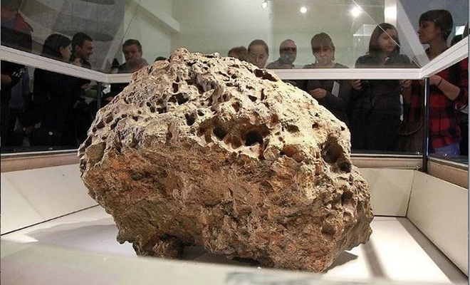 Камера в музее зафиксировала странное поведение Челябинского метеорита: его капсула открылась сама по себе Культура