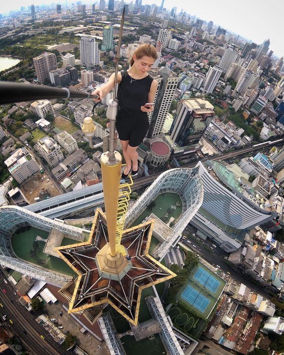 селфи с крыши 1 девушка делает селфи на крыше