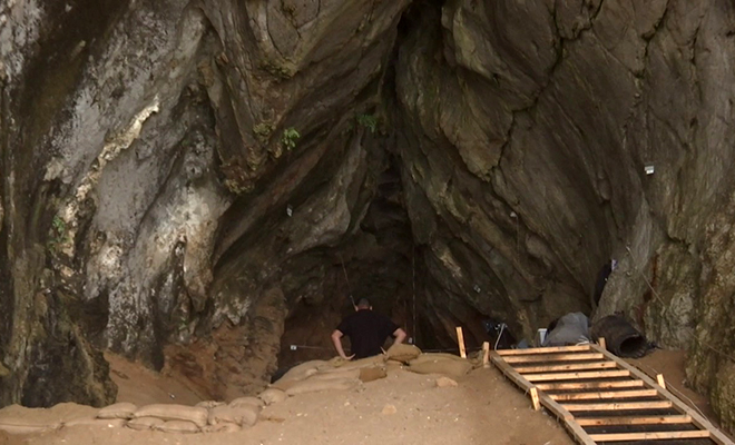 Геологи работали на скале и случайно нашли внутри пустоту, которая использовалась людьми 40 тысяч лет назад