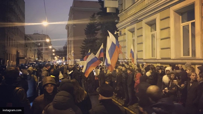 Учитесь цивилизации: у посольства Украины в Москве выступали против Савченко