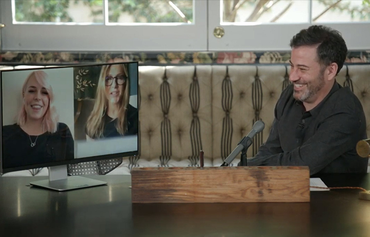 В гостях у Джимми Киммела: Дженнифер Энистон "встретилась" с медсестрой, заразившейся коронавирусом Звезды,Новости о звездах