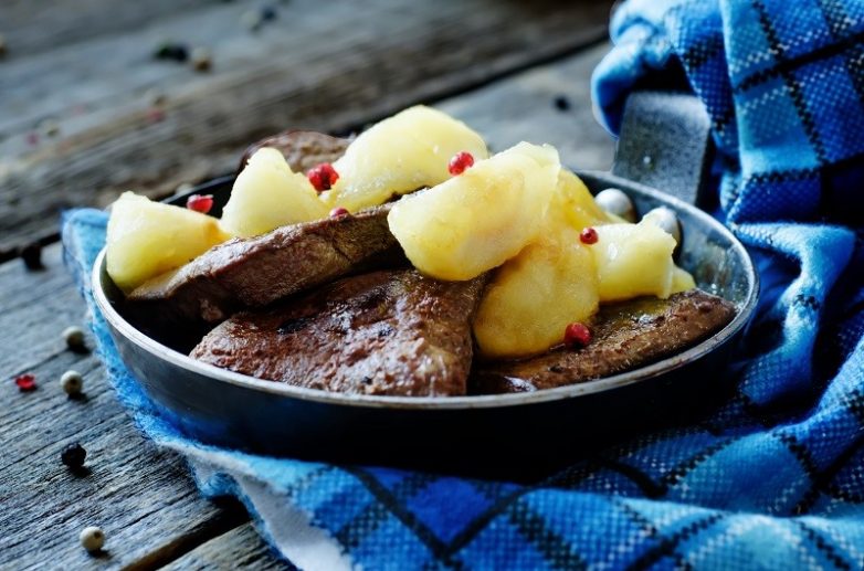 Печень с яблоками «По-берлински»