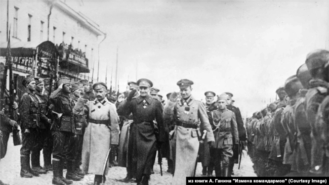 Адмирал А. В. Колчак с генералами Б. П. Богословским и Р. Гайдой на смотре Сербского отряда воеводы В. Воскара в Екатеринбурге. 8 мая 1919 г.