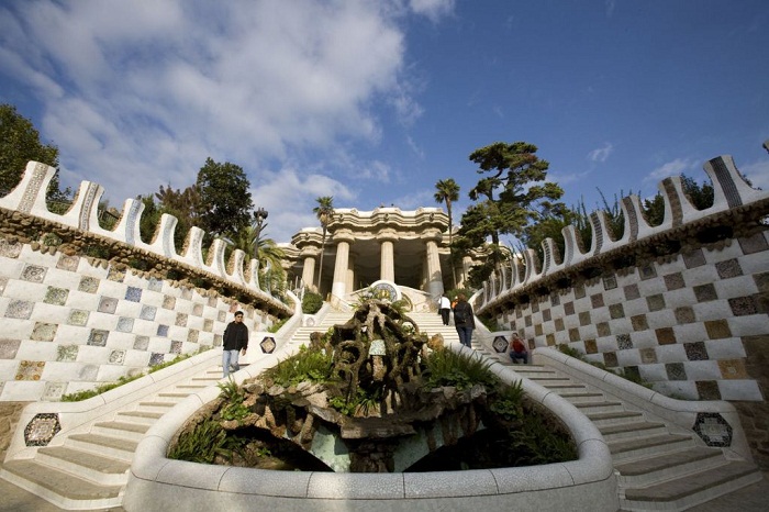 Необычной формы лестница ведет к залу «100 колонн» (Parc Guell).