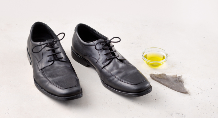 Обувь можно прекрасно почистить оливковым маслом. /Фото: img.thrivemarket.com