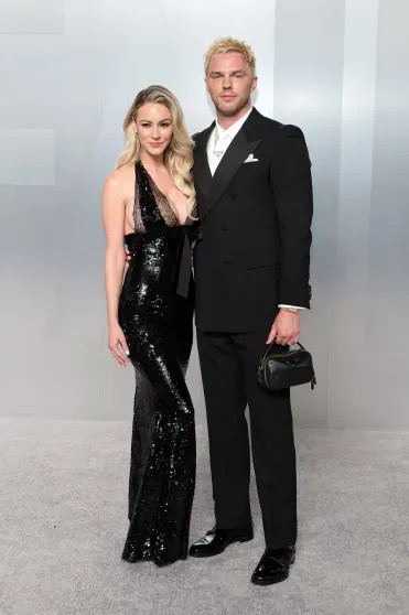 "Это грудь кормящей матери": жена Николаса Холта ответила на критику её откровенного наряда