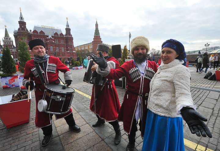 ЧЕТВЕРО ПРИЕЗЖИХ И МУЖЧИНА С РЕБЁНКОМ. ОЧЕРЕДНОЕ НАПАДЕНИЕ В МОСКВЕ россия