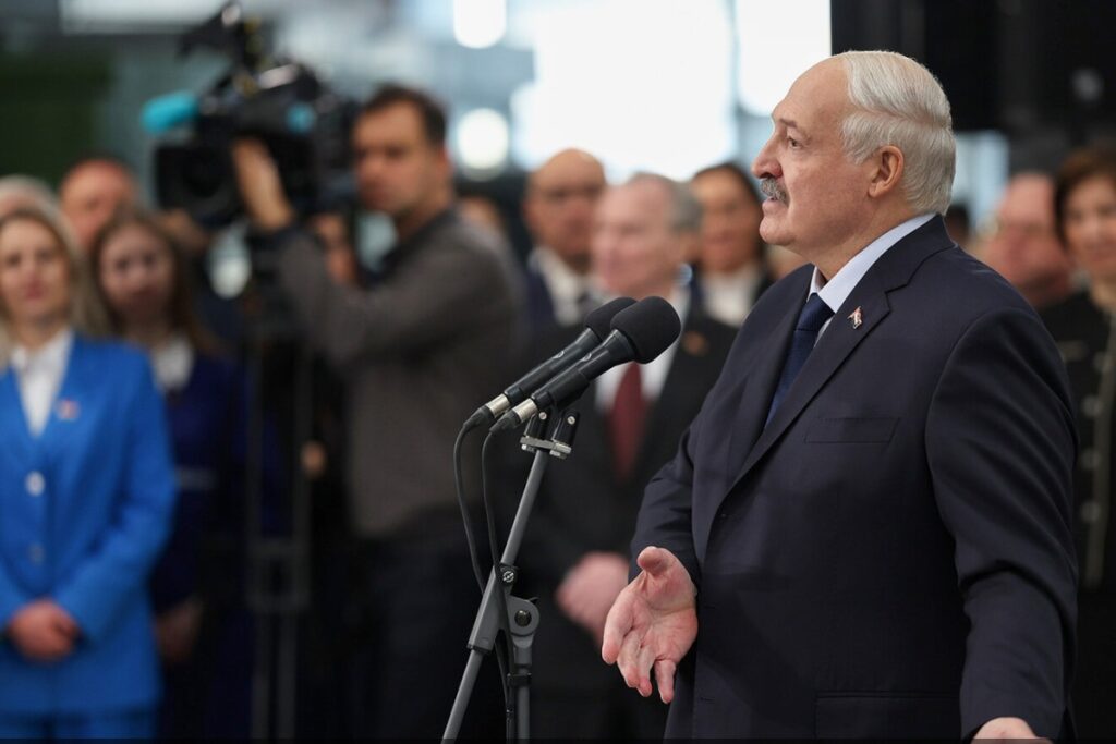 Лопата и снег: Лукашенко назвал лучшее средство для сохранения красоты