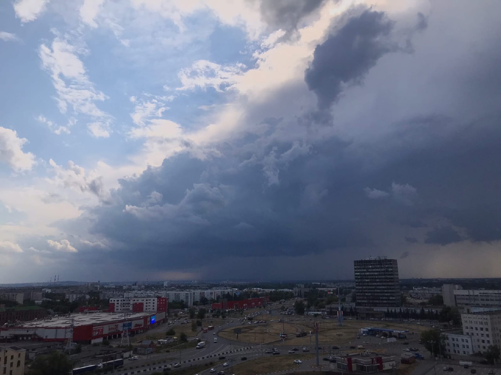 Гроза в нижнем новгороде. Непогода Нижний Новгород. Депрессивный город. Нижний Новгород дождь.