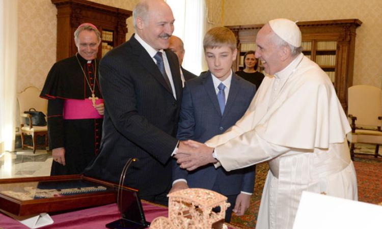 Президент Белорусиси Александр Лукашенко и Папа Римский Франциск 21 мая во время встречи в Апостольском дворце в Ватикане. Фото: president.gov.by 