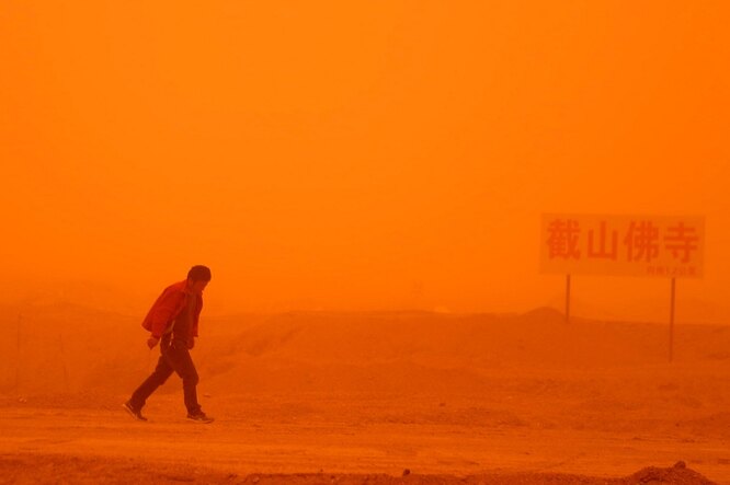 Сейчас оазис Миньцинь — одно из самых опасных мест в Китае, пустыня все активнее движется к поселениям, представляя угрозу живущим в этих местах людям