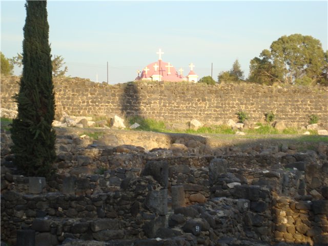 Остов древней синагоги и православный храм в Капернауме. Свято место пусто не бывает.