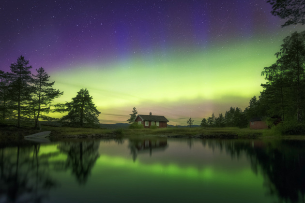 (с) Ole Henrik Skjelstad. Северное сияние над озером. Норвегия