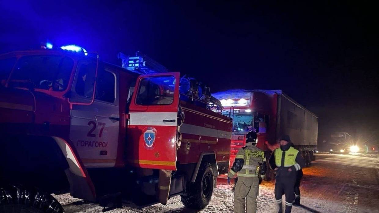 Спасатели в Чечне вытащили из кювета фуры грузинских дальнобойщиков