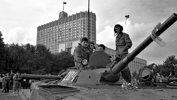 ЭТО БЫЛ НЕ ПУТЧ. ЭТО БЫЛА ПЬЕСА ПРО МЯТЕЖ. НА КОТОРОЙ ГИБНУТ ЗРИТЕЛИ…