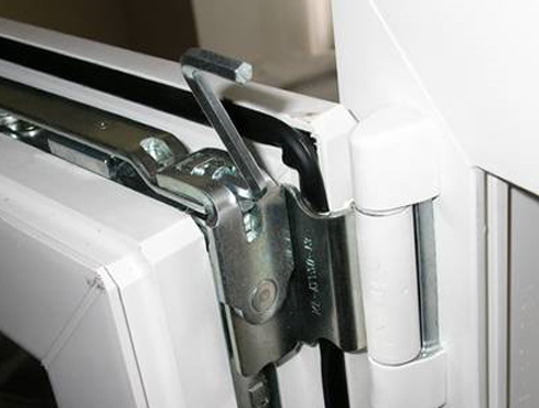 регулировка верхней петли по горизонтале