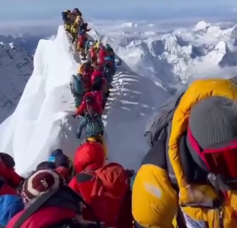 Трагедия на Эвересте: снежный карниз обрушился под тяжестью альпинистов