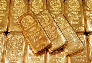 FILE PHOTO: Gold bullion is displayed at GoldSilver Central's office in Singapore June 19, 2017. REUTERS/Edgar Su/File Photo 
