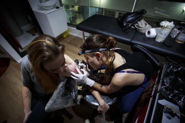 Как работают красавицы девушки из уникального бразильского тату-салона