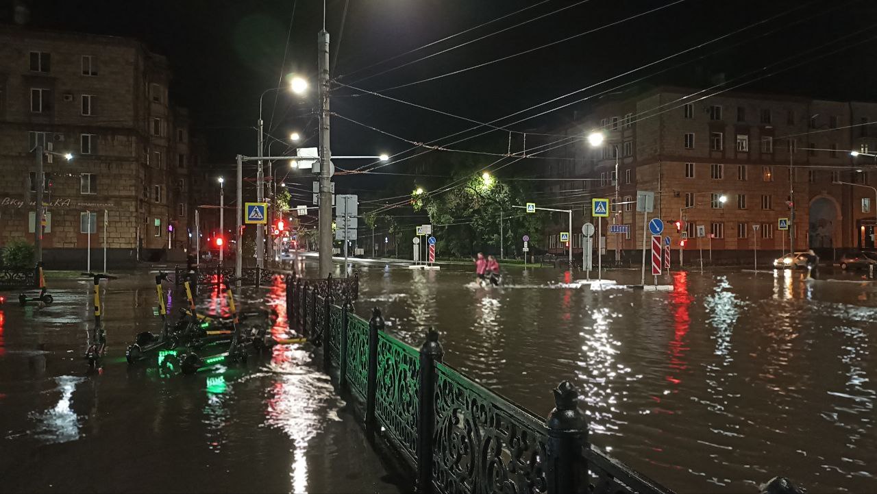 Новокузнецк 2024. Потоп Новокузнецк. Ливень Новокузнецк. Наводнение в Новокузнецке 2004 год. Дождливый город.