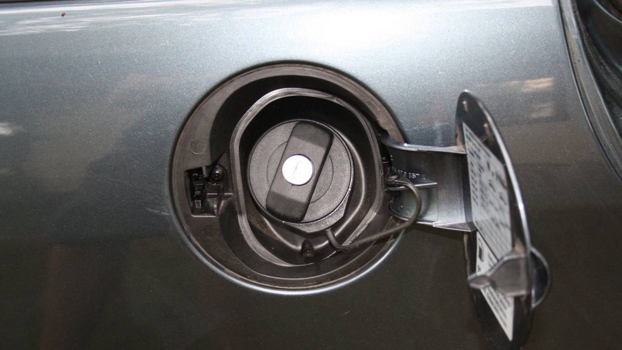 Автоэксперт Твердохлебов посоветовал теплую воду для разморозки лючка бензобака