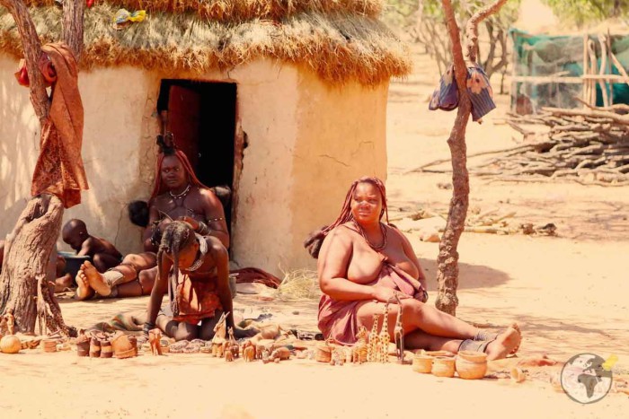 Зарабатывая на жизнь женщины племени продают всякую всячину туристам.
