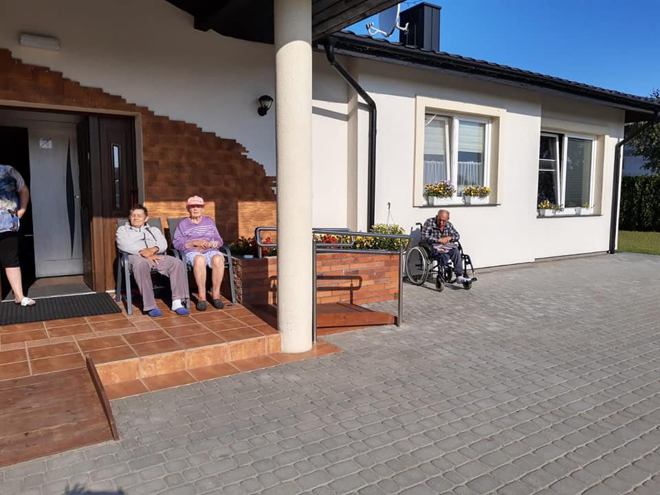 Как в Польше выглядит обычный дом престарелых? Чем кормят и как развлекают польских стариков престарелых, просто, людей, время, постояльцы, выглядит, намного, довольно, таком, например, иногда, собираются, более, постояльцев, очень, пожилых, проводят, место, жизни, людям