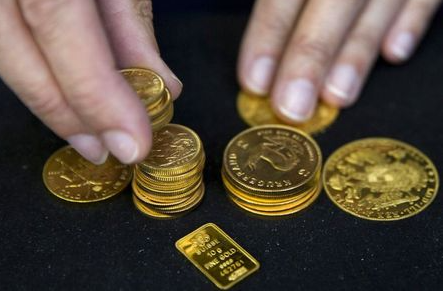 A worker places gold bullion on display at Hatton Garden Metals precious metal dealers in London, Britain July 21, 2015. REUTERS/Neil Hall/File Photo