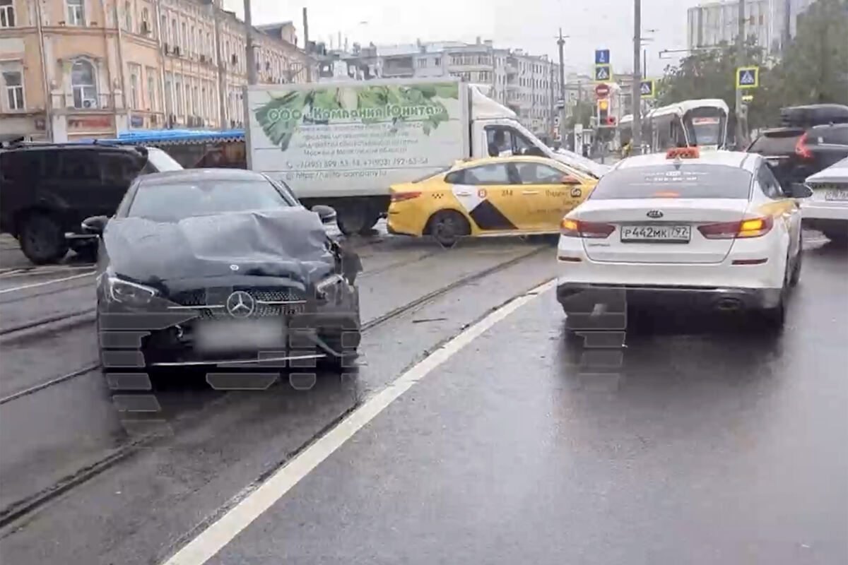 В центре Москвы топ-менеджер люксового бутик-отеля врезалась в автозак