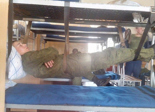 Спим в неожиданных местах и позах