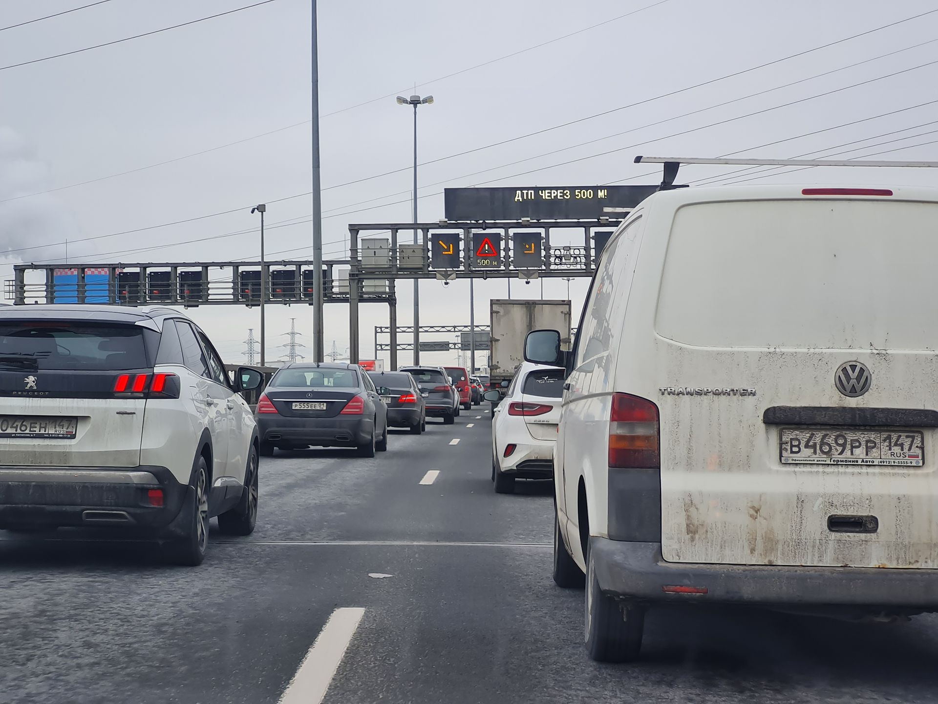 Автокран перевернулся на Киевском шоссе в новой Москве