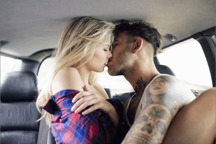 Пара целуется в машине