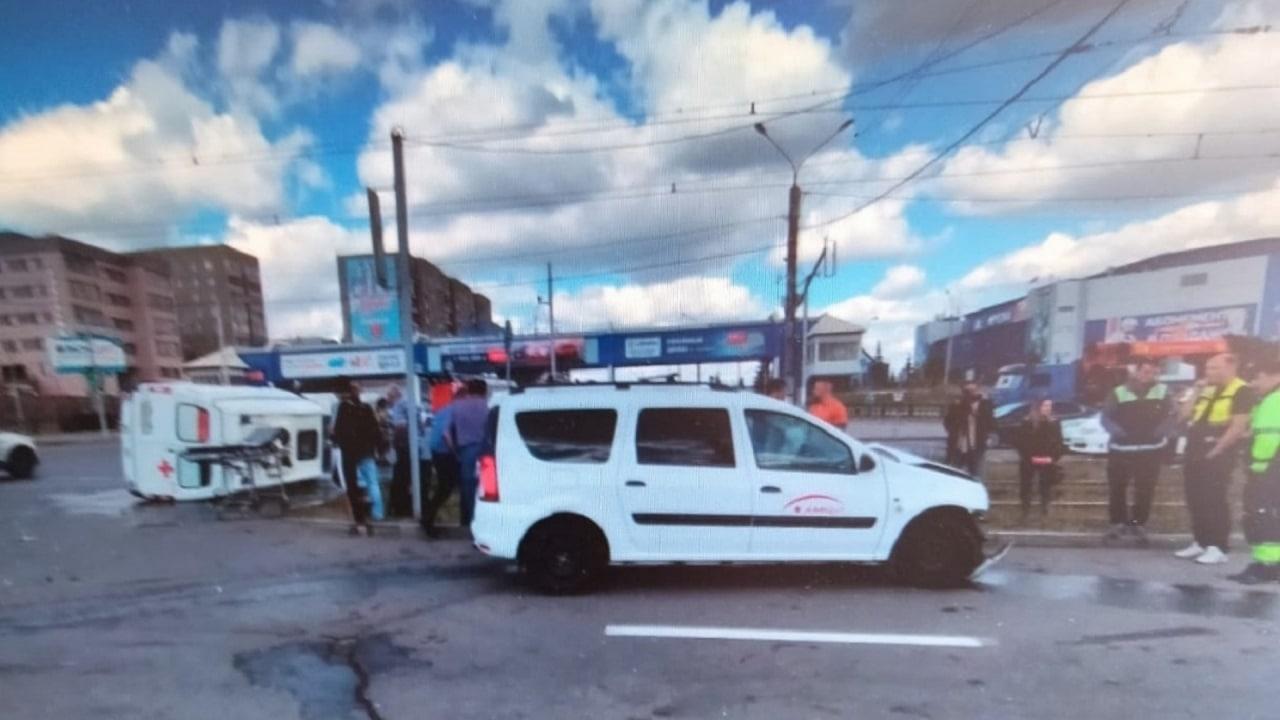 18 августа в Магнитогорске столкнулись Lada Ларгус и автомобиль скорой помощи. Фельдшер и пациент доставлены в больницу.  По предварительным данным, водитель автомобиля «скорой», двигаясь с включенной звуковой и световой сигнализацией, не убедился в безопасности маневра и выехал на перекресток, где столкнулся с приближающимся слева автомобилем «Лада Ларгус». 