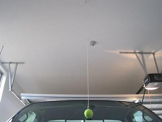 Подвесьте в гараже теннисный мяч, чтобы всегда парковаться без проблем авто, интересно, полезные вещи