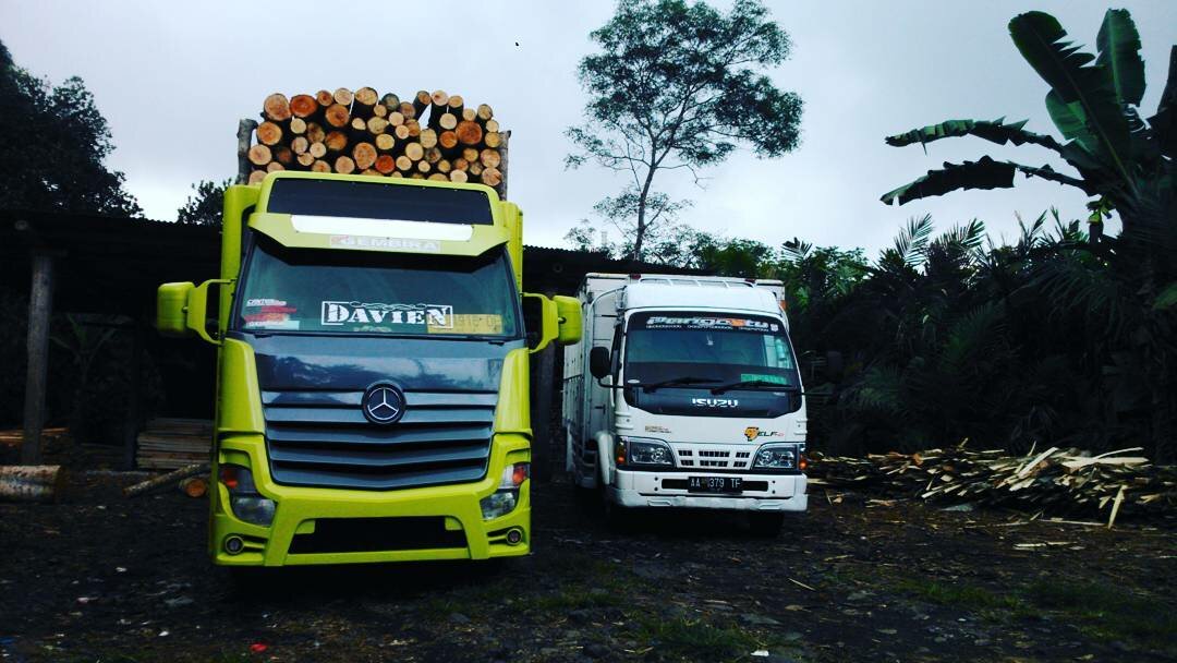 Маленькие грузовики Fuso Canter с внешностью от Scania и Actros MP4 - Индонезийский вид тюнинга грузовиков авто