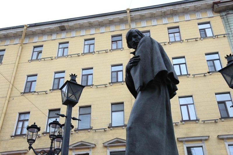 Памятник Н. В. Гоголю в Санкт-Петербурге