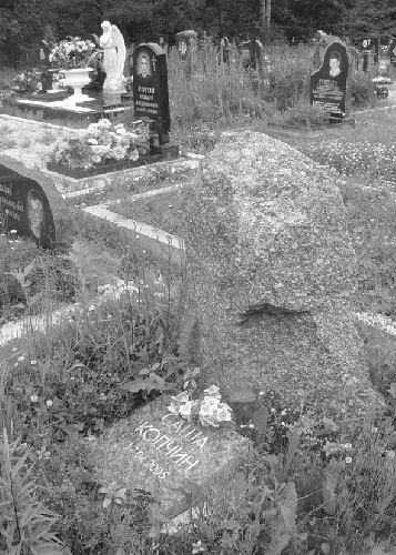 Могила А.А.Колчина на Кузьмиловском кладбище, 12 ряд, слева