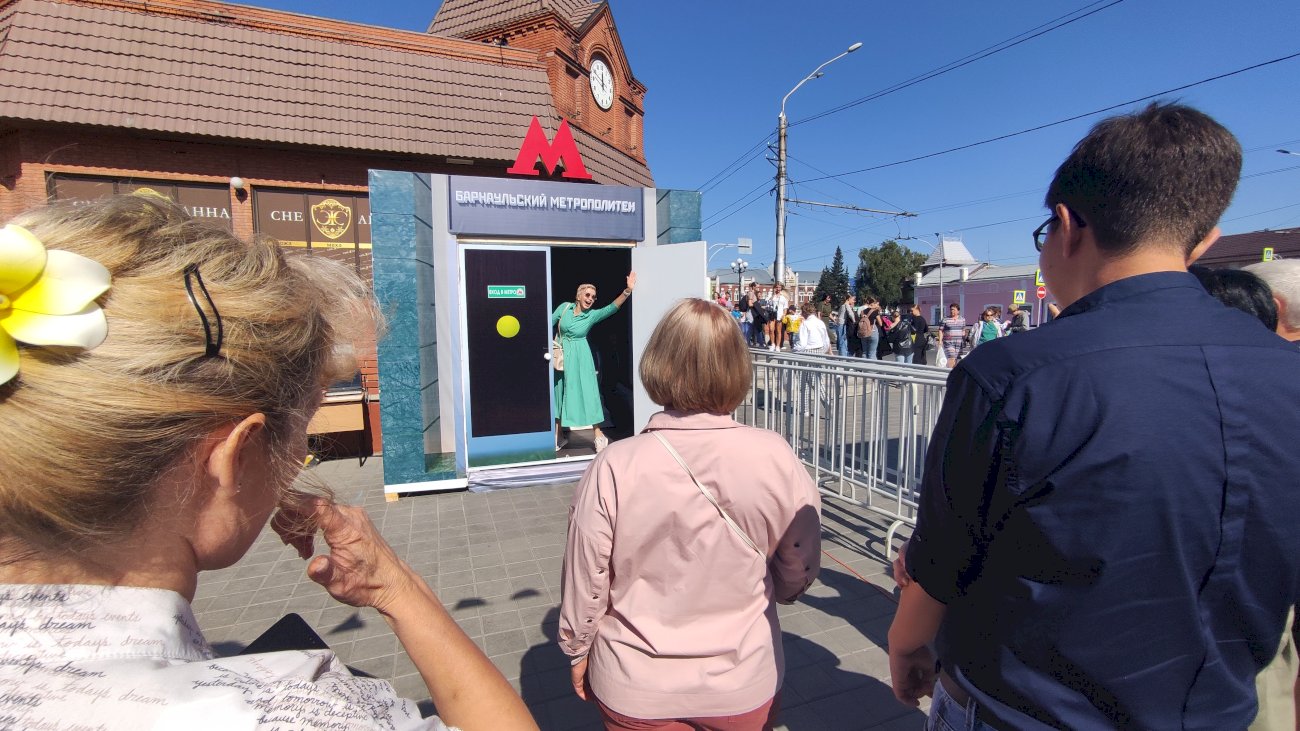 За стеклом. Почти уличный спектакль в театре Драмы