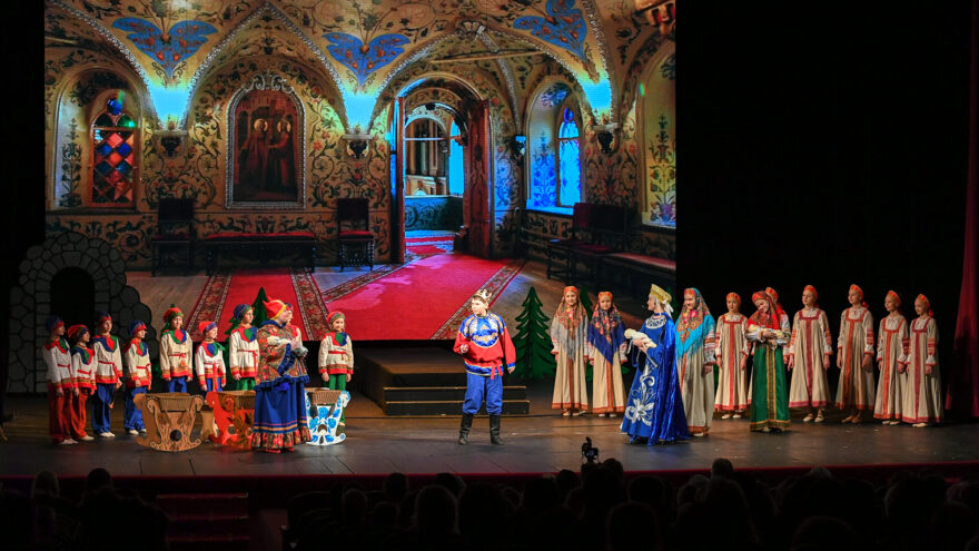 Театральная студия епархиальной школы представила свой новый спектакль «Жар-Птица» на большой сцене Тверского драмтеатра