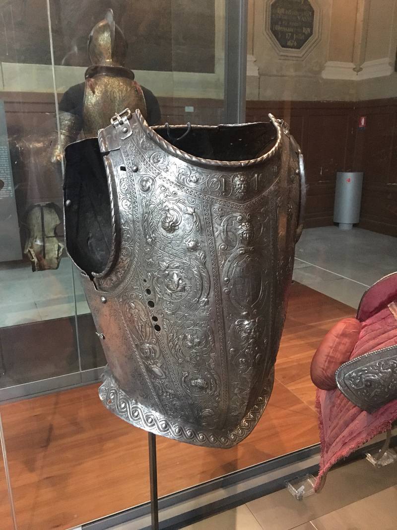 Доспехи подлинные и доспехи поддельные Доспехи подлинные и доспехи поддельные история