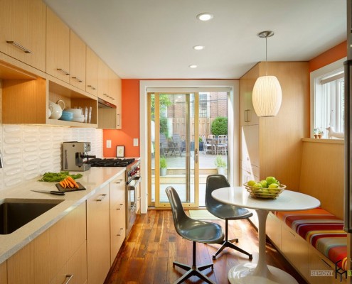 Отличным декором уголка могут служить определенные сочетания тканей