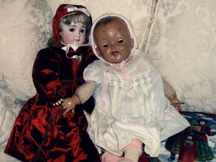 В возрасте двух лет, когда девочки начали говорить, они начали просить игрушки своих умерших сестер, хотя никогда о них не слышали. Когда отец подарил им кукол, которые они хранили на чердаке, близнецы назвали их Мэри и Сьюзен. Это были те же самые имена, которое давным-давно дали их старшие сестры.